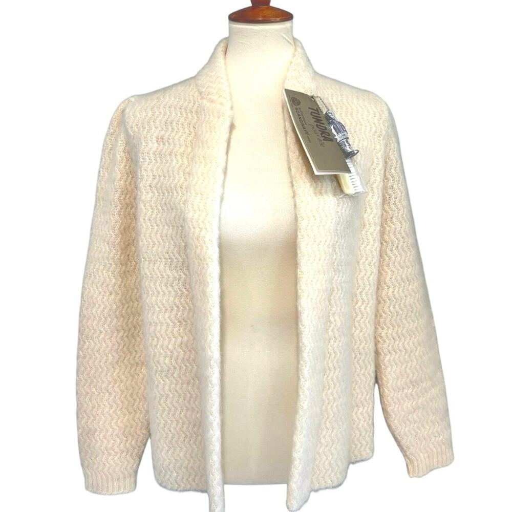 VTG Scandinavian Tundra Wool Knit Cardigan White Sweater Soft Neutral Size M.